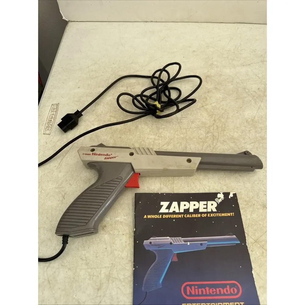 Nintendo NES Zapper Duck Hunt Light Gun Gray NES-005 1985 W/booklet